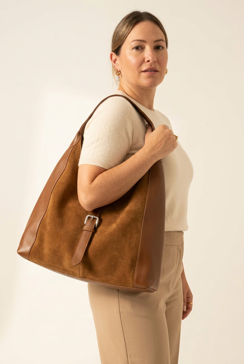 Bolso de hombro tono miel llevado al hombro
